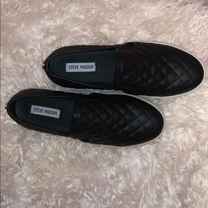 STEVE MADDEN BLACK SLIP ON SNEAKERS